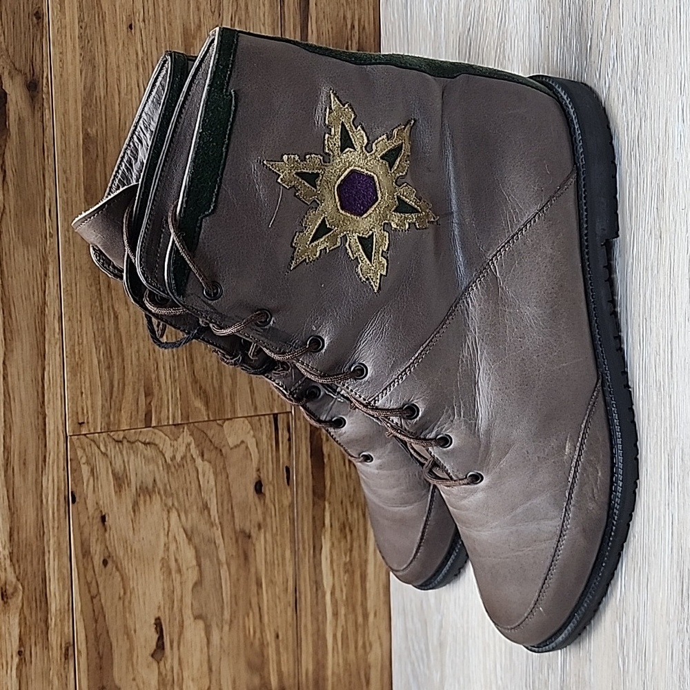 VNTG Vaneli Italian Leather & Suede Lace Up Utilitarian Chic Ankle Boot Taupe 9